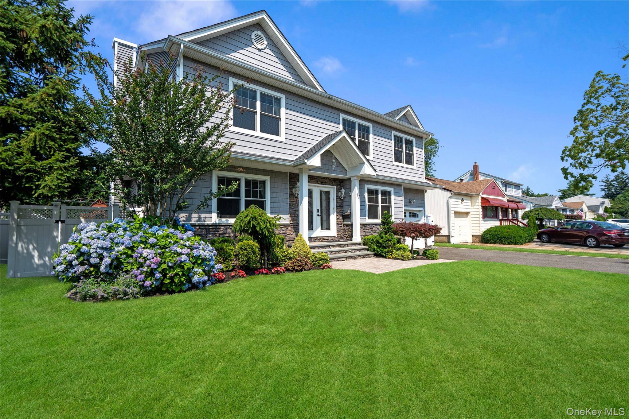 17 Woodwaye RD, Plainview, NY 11803