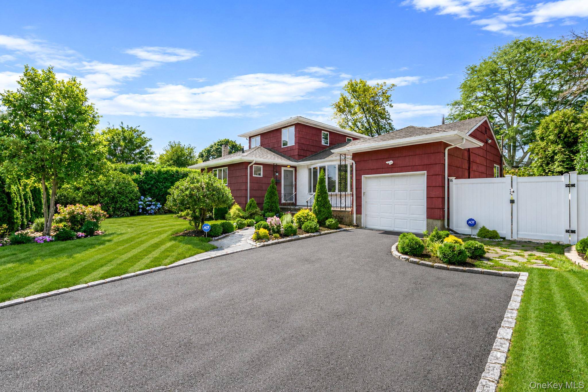 9 Stuart DR, Syosset, NY 11791