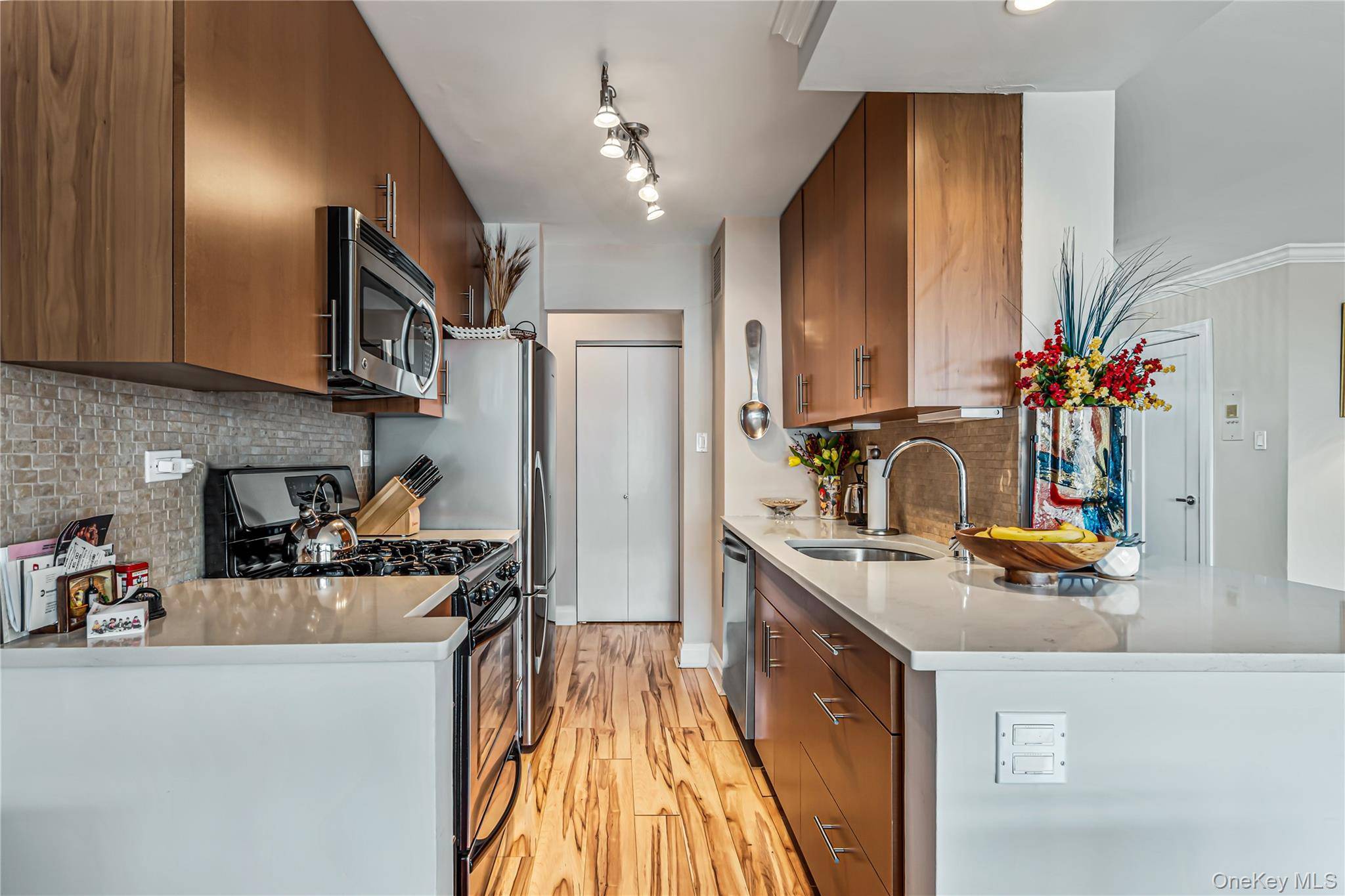 18-15 215 ST #14 G, Bayside, NY 11360