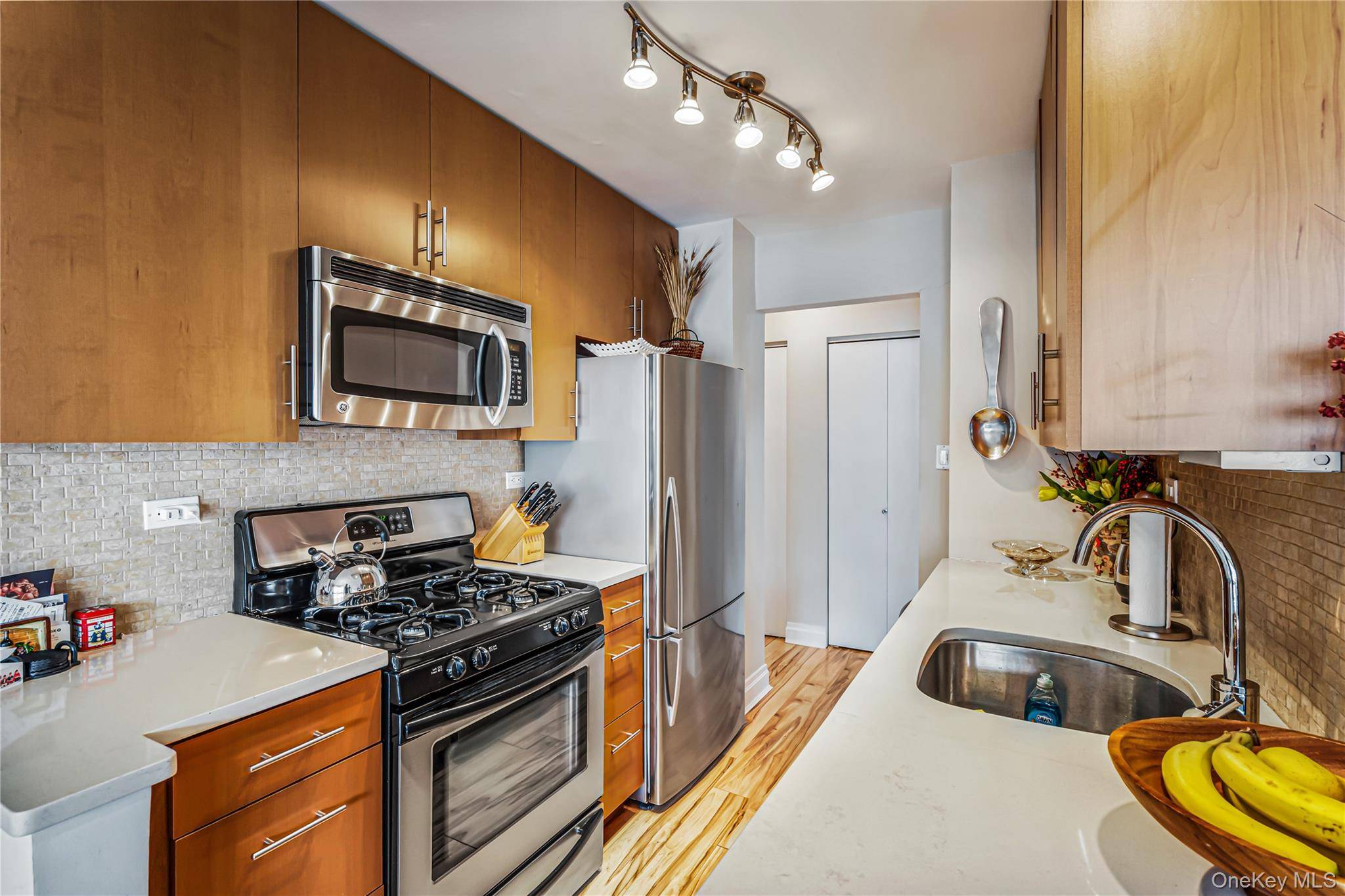 18-15 215 ST #14 G, Bayside, NY 11360