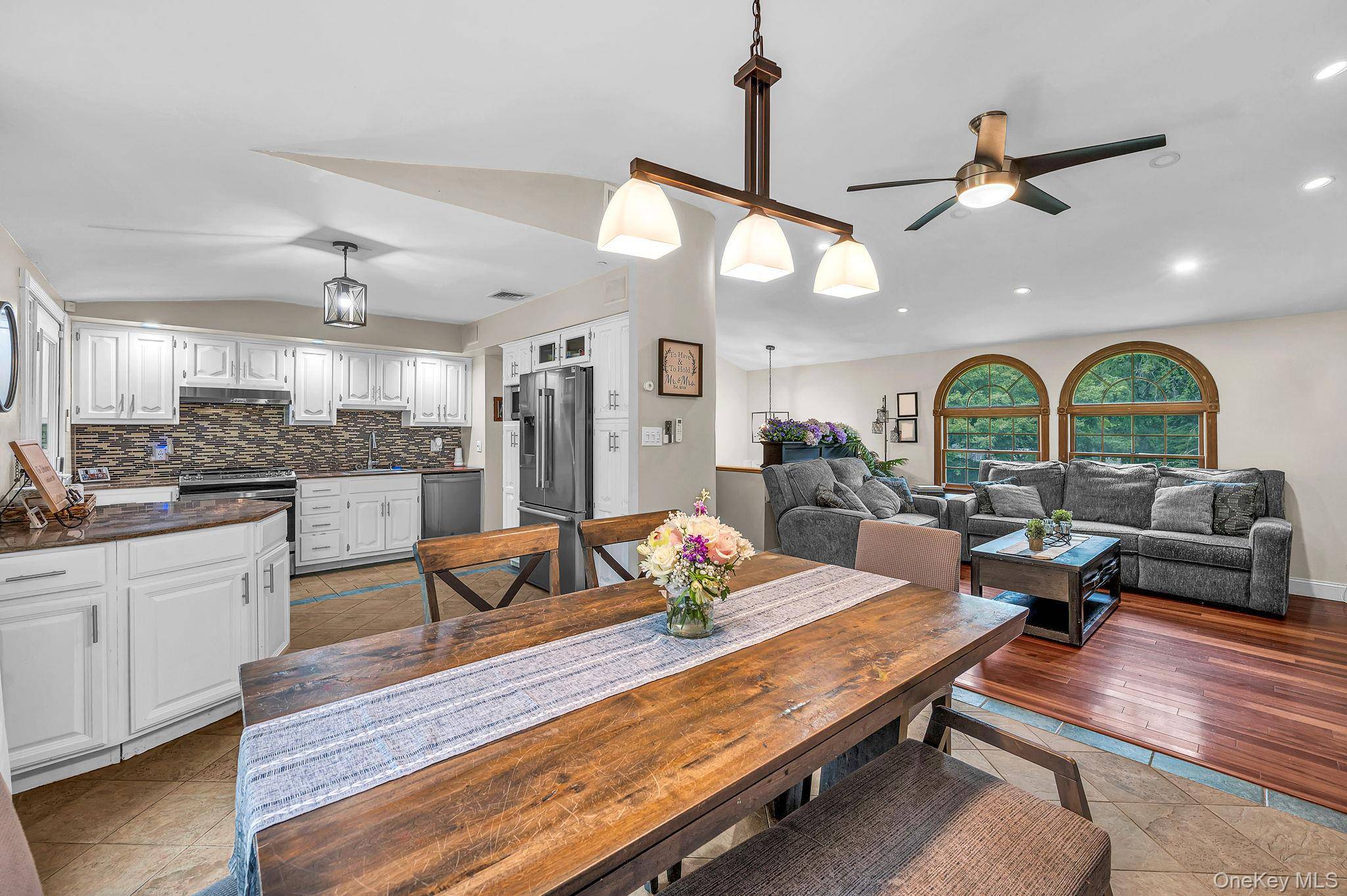 6 Mayflower LN, East Setauket, NY 11733