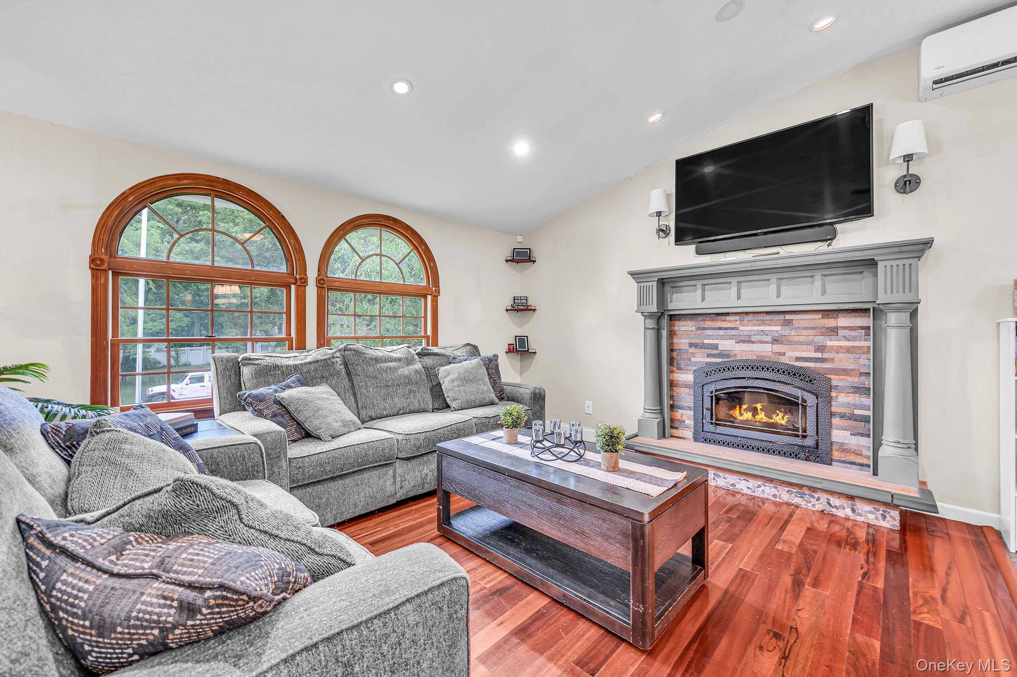 6 Mayflower LN, East Setauket, NY 11733