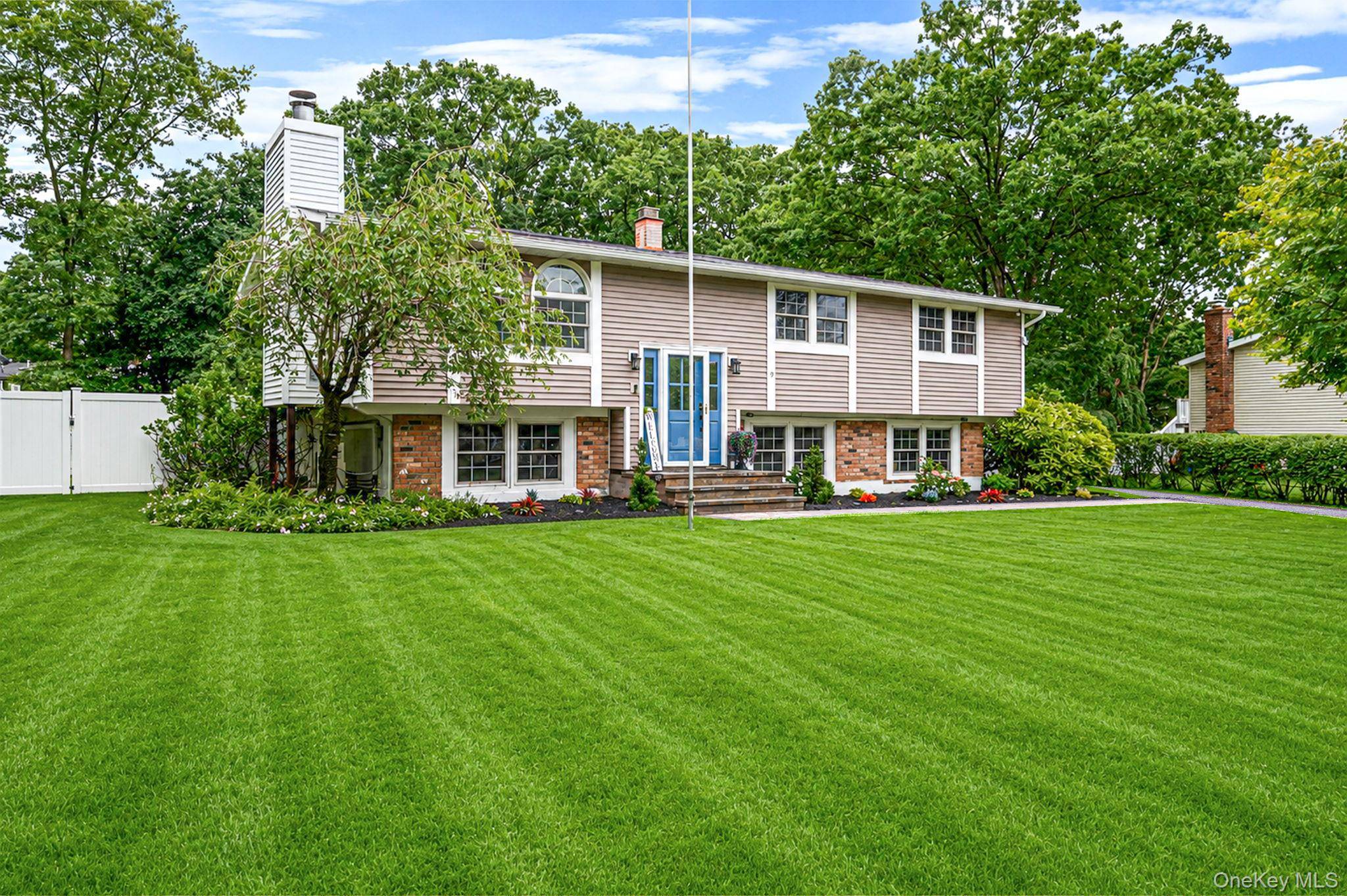 6 Mayflower LN, East Setauket, NY 11733