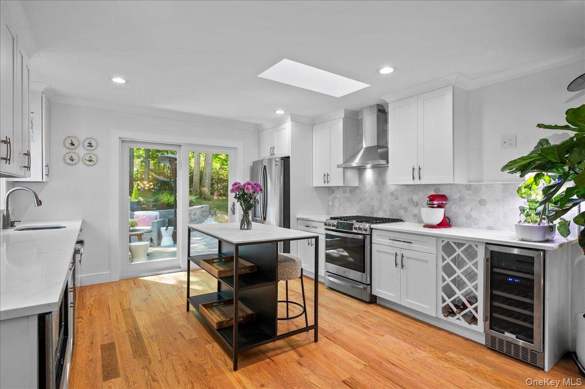 25 Shadow LN, Larchmont, NY 10538