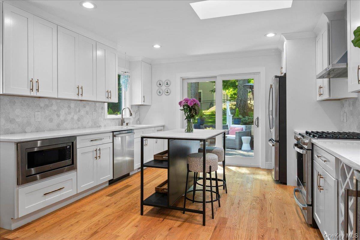 25 Shadow LN, Larchmont, NY 10538