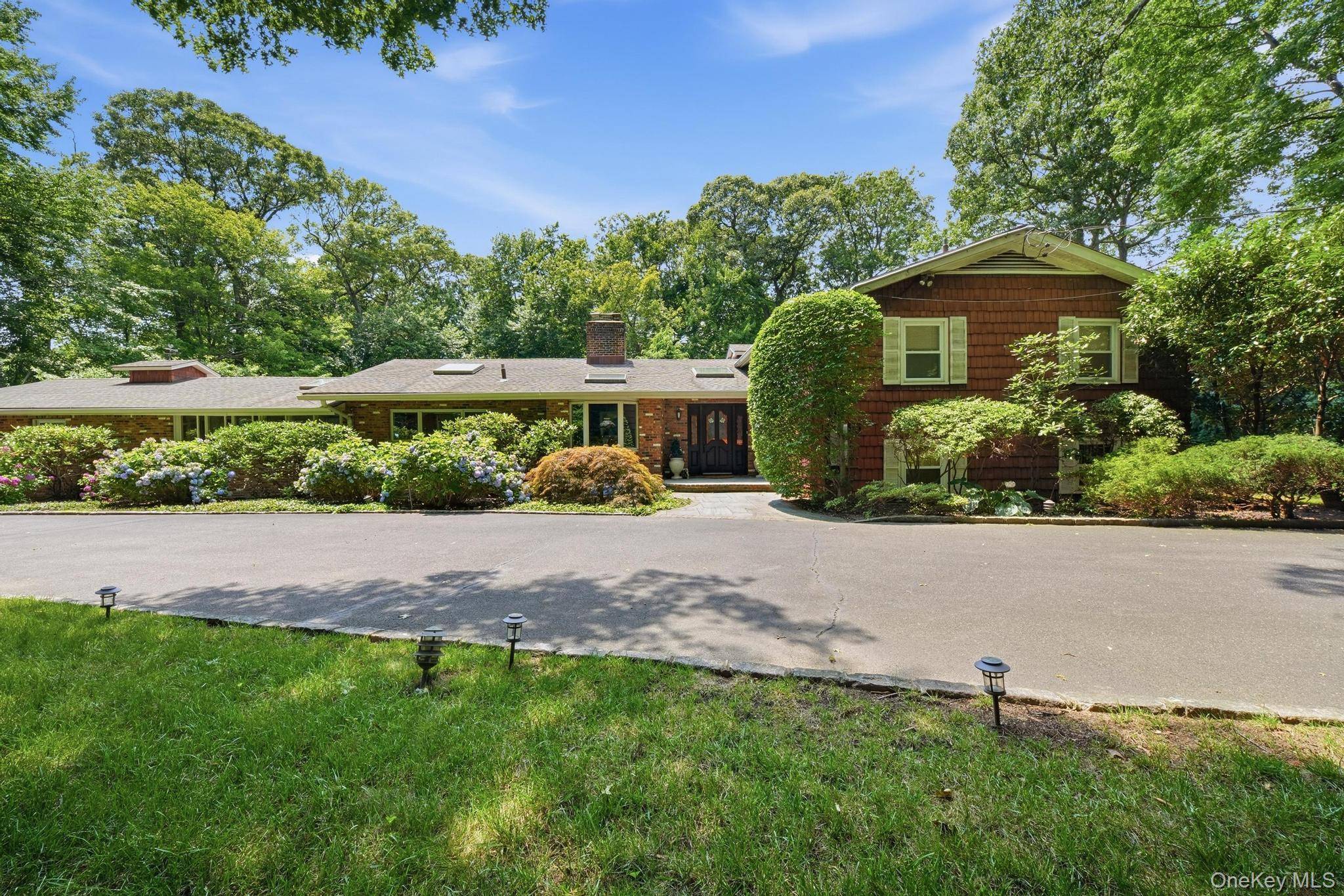 15 Tappentown LN, Brookville, NY 11545
