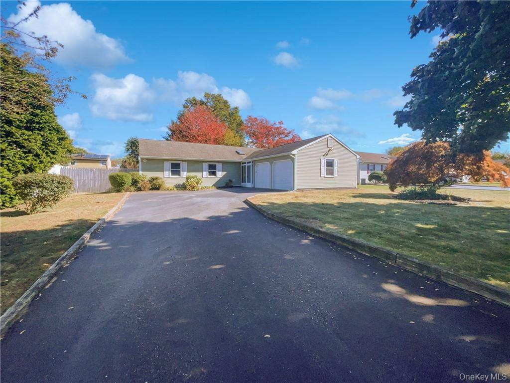 11 Frost Valley DR, East Patchogue, NY 11772