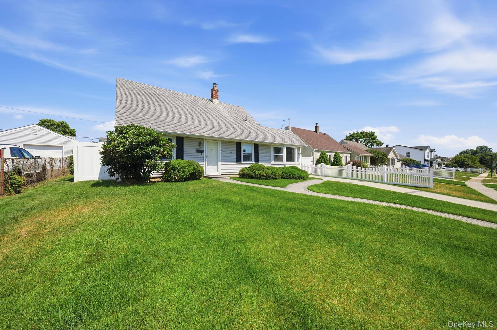 37 Gun LN, Levittown, NY 11756