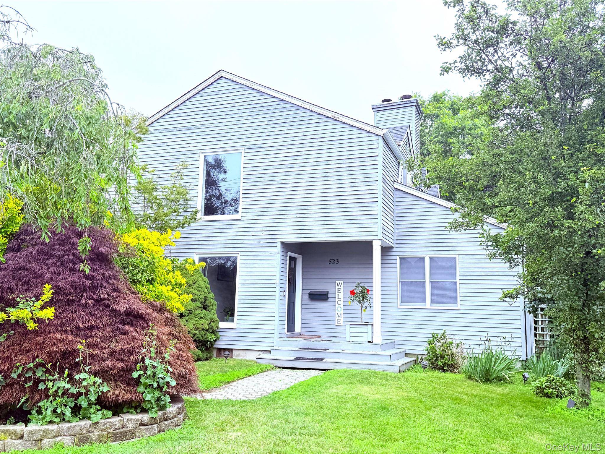 523 Hellwig LN, West Islip, NY 11795