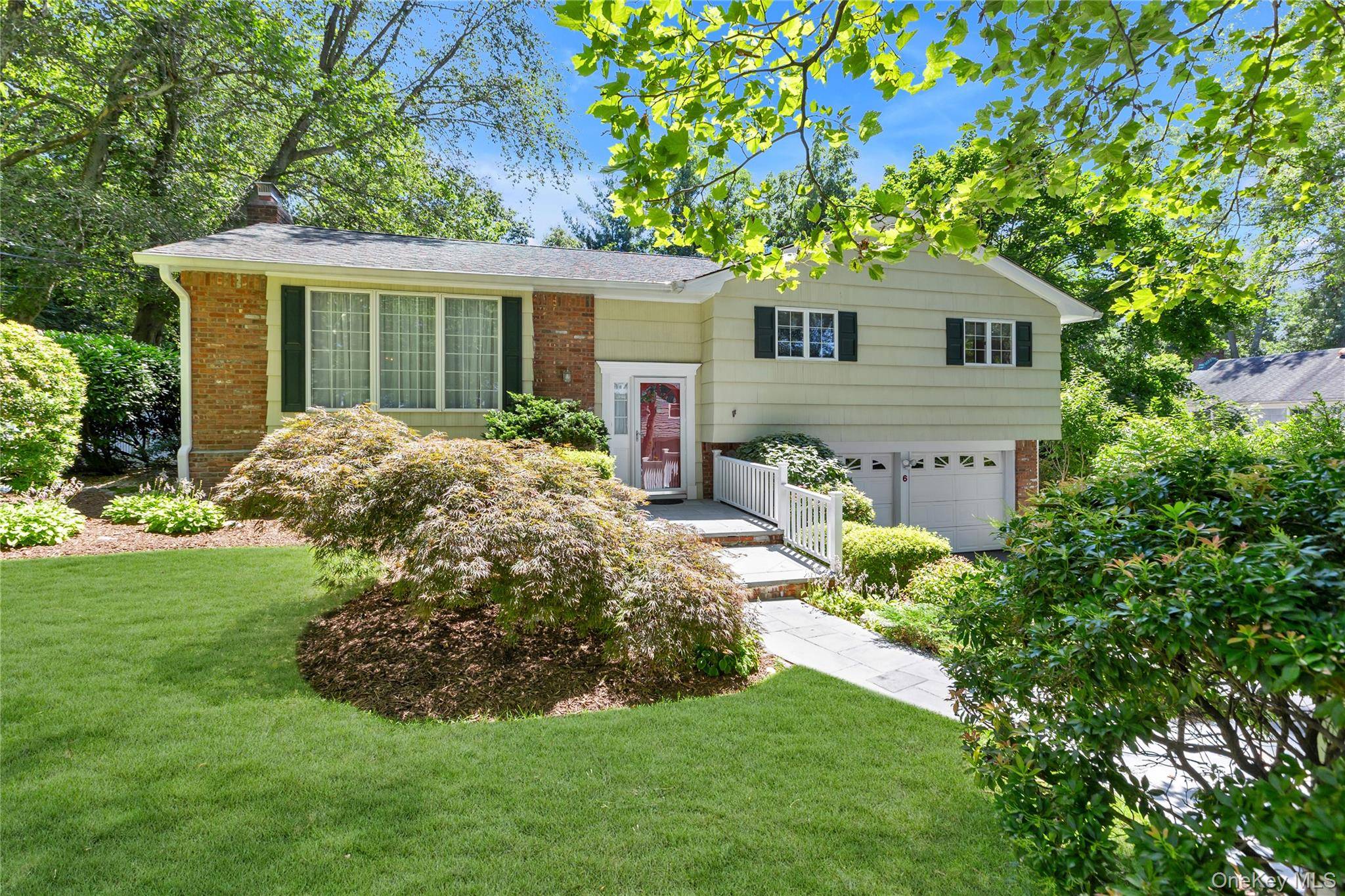 6 Primrose LN, Huntington, NY 11743