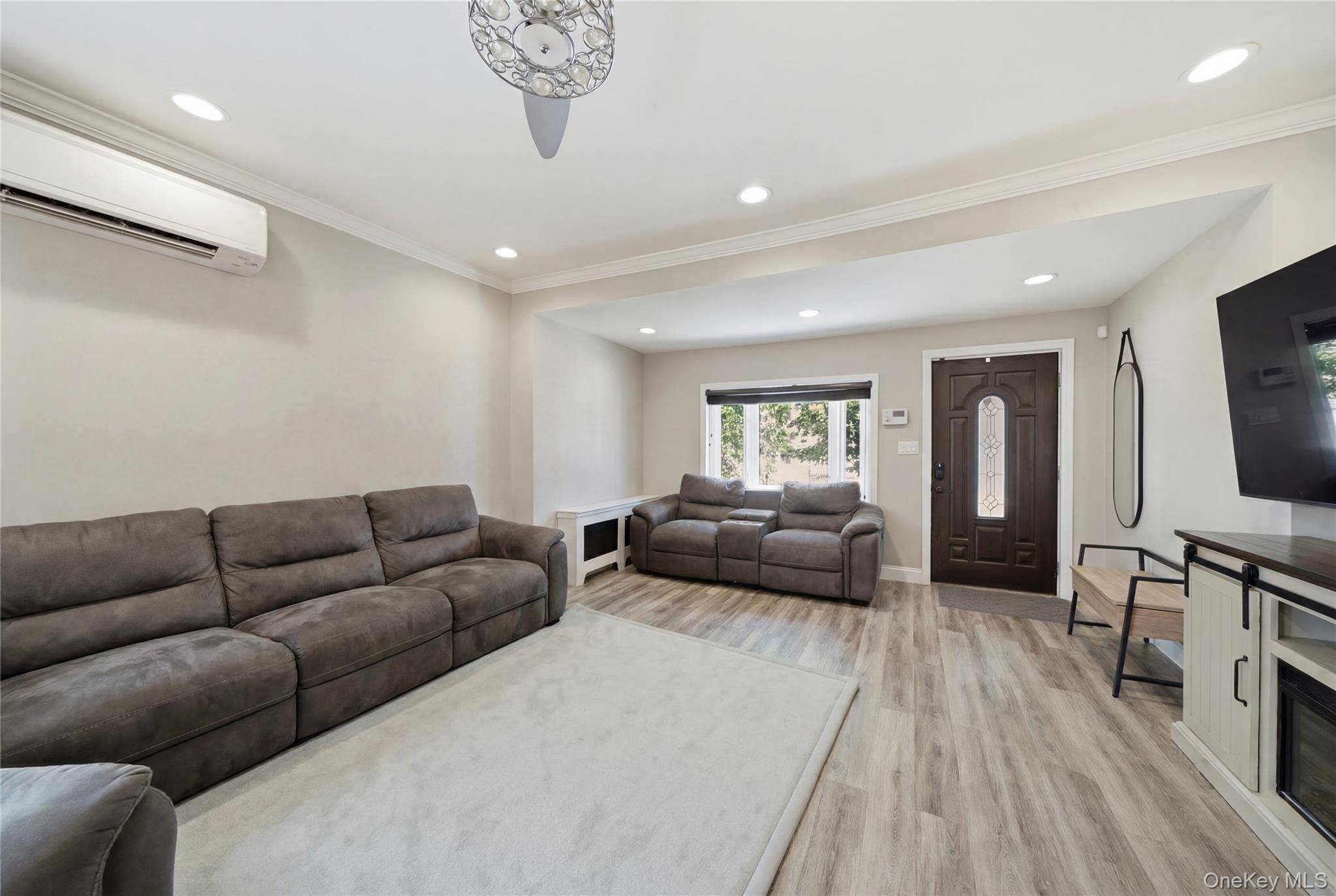 6424 Pleasantview ST, Middle Village, NY 11379
