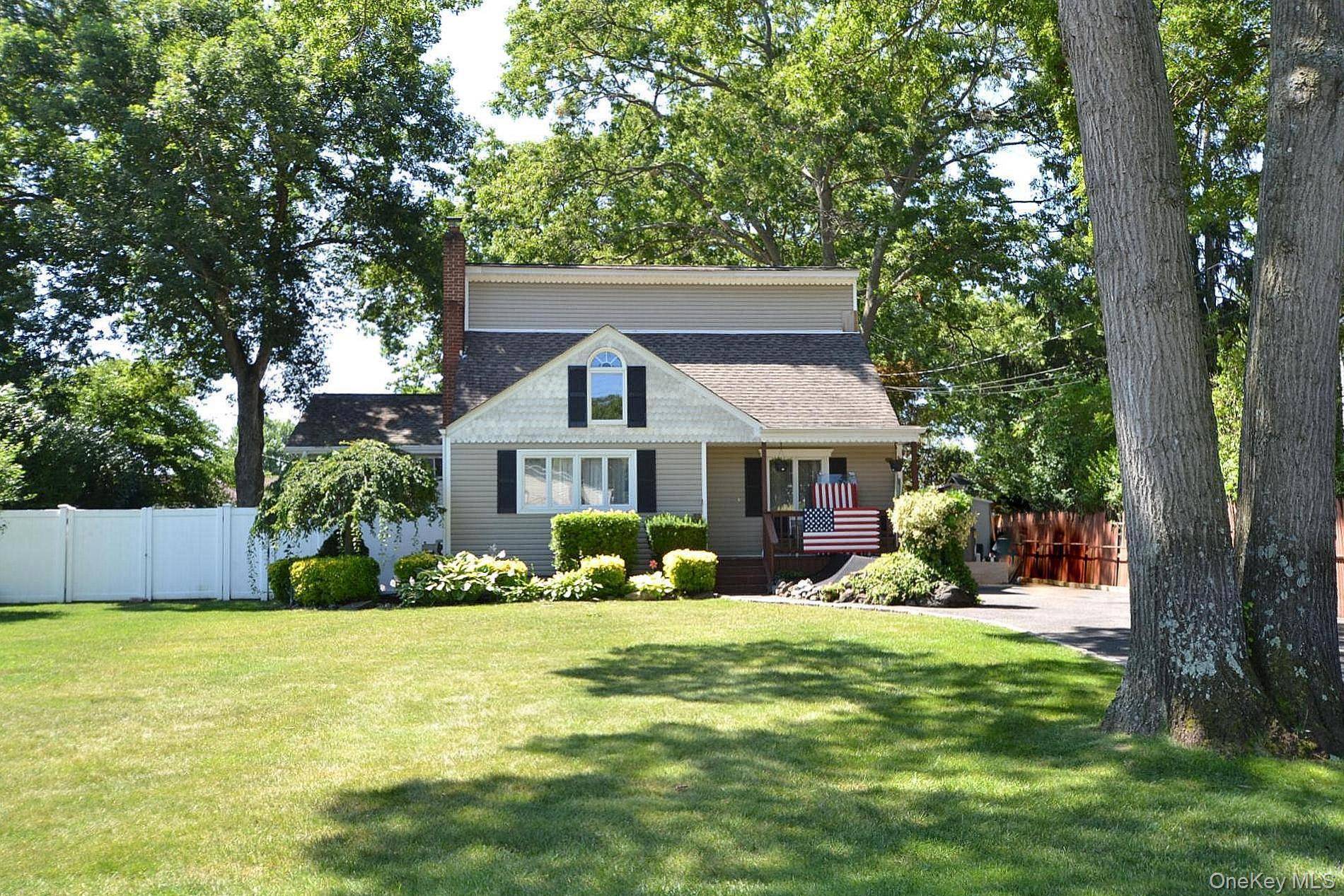 82 Stahley ST, Brentwood, NY 11717