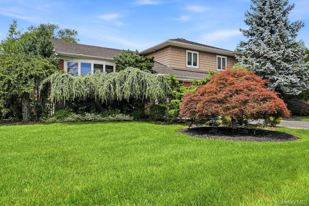 30 Harriet DR, Syosset, NY 11791