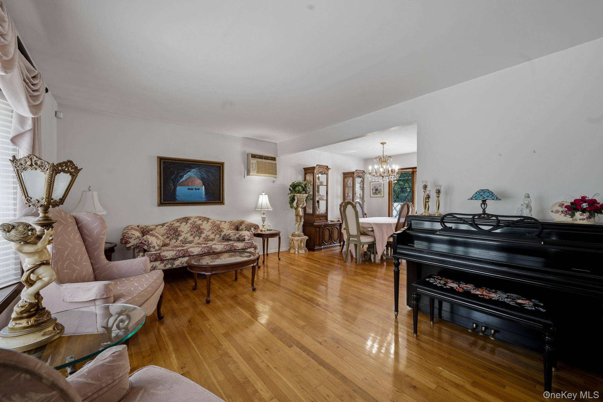 10 Arcadia DR, Dix Hills, NY 11746