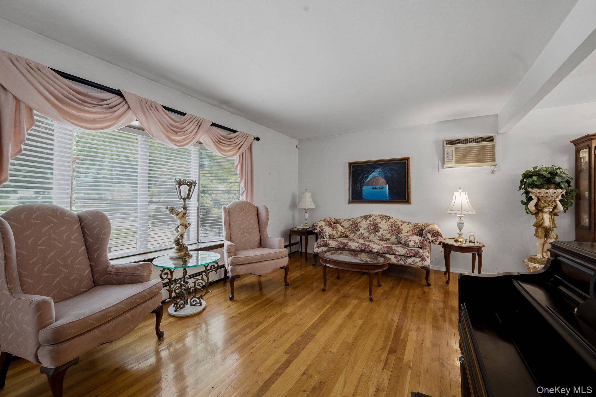 10 Arcadia DR, Dix Hills, NY 11746