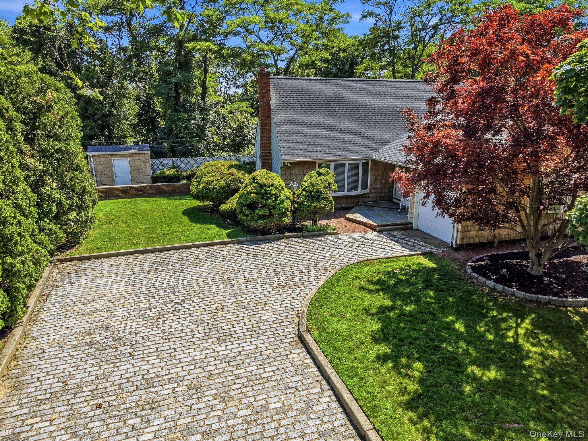 10 Arcadia DR, Dix Hills, NY 11746