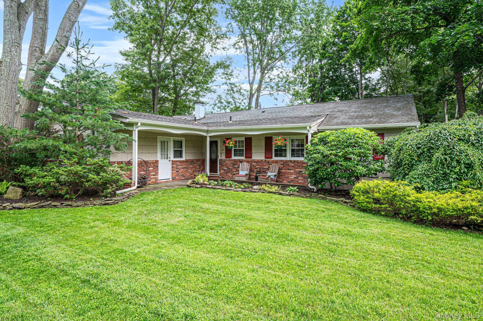 44 Winslow LN, Smithtown, NY 11787