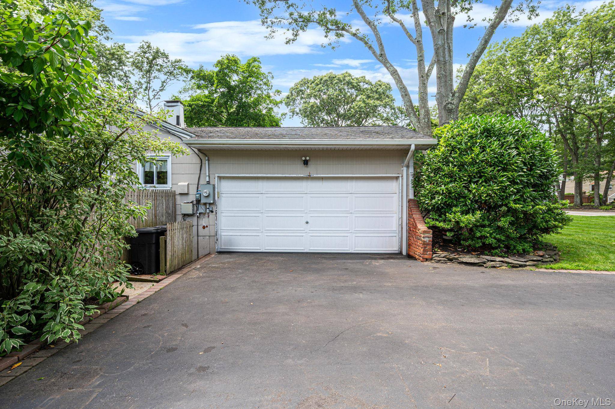 44 Winslow LN, Smithtown, NY 11787