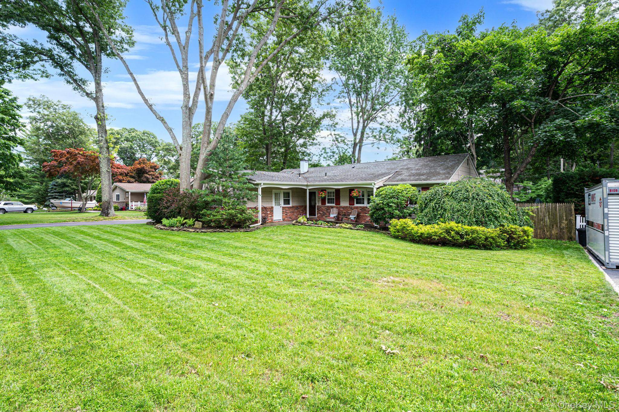 44 Winslow LN, Smithtown, NY 11787