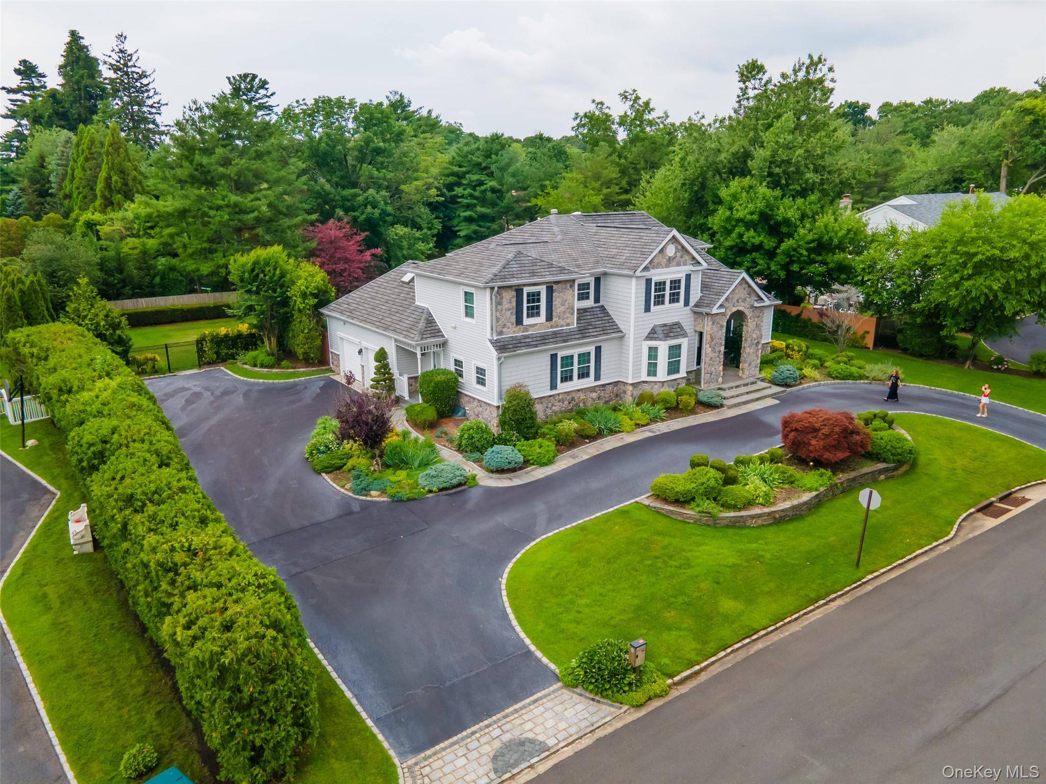 8 Parkview DR, Jericho, NY 11753