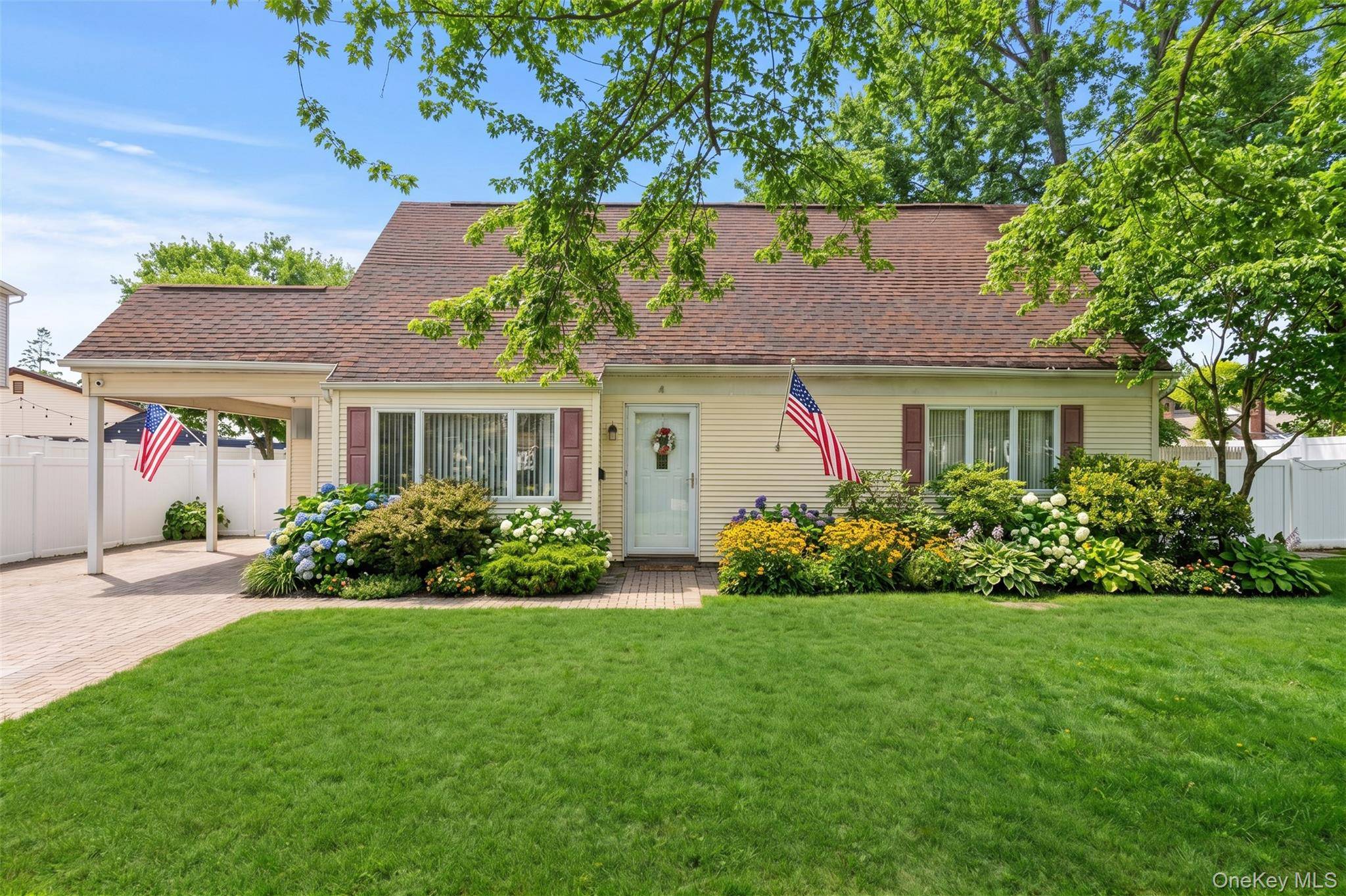 4 Erlwein CT, Massapequa, NY 11758