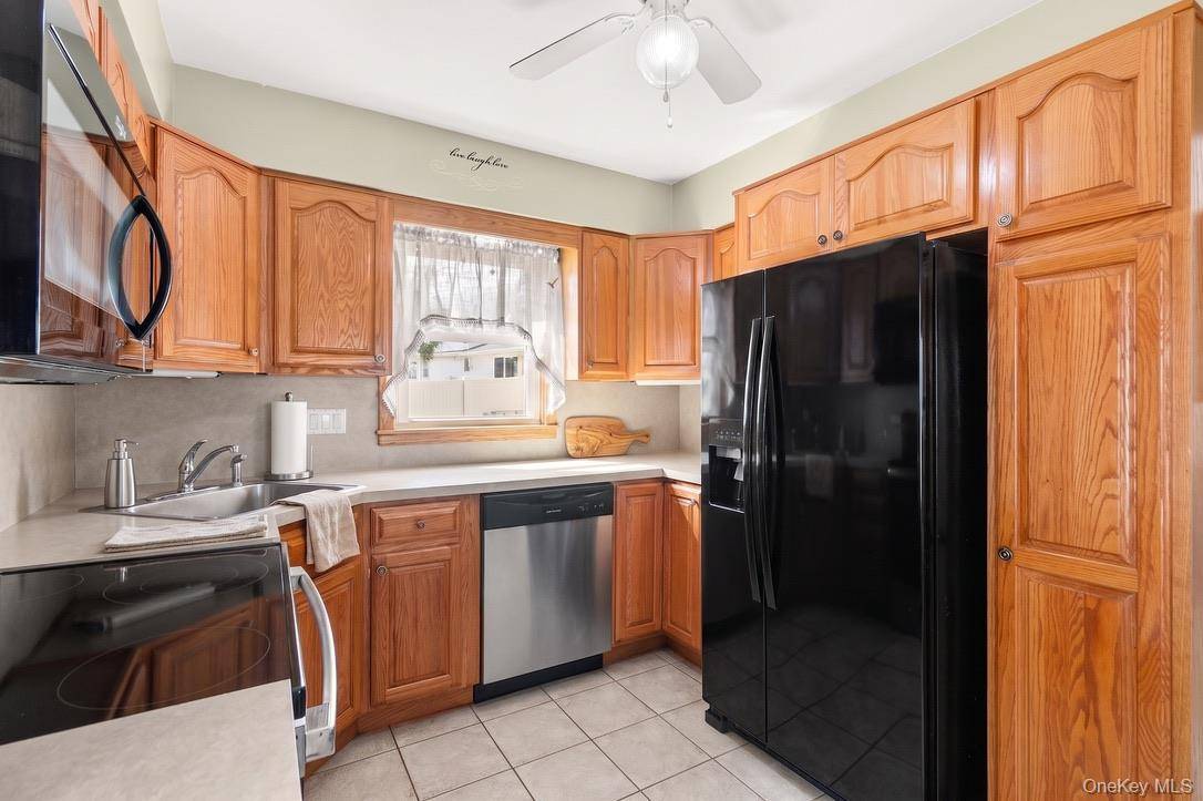 4 Erlwein CT, Massapequa, NY 11758