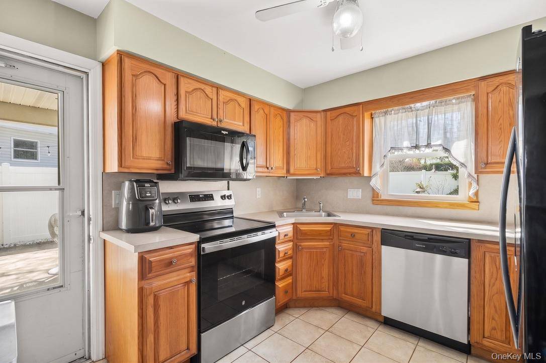 4 Erlwein CT, Massapequa, NY 11758