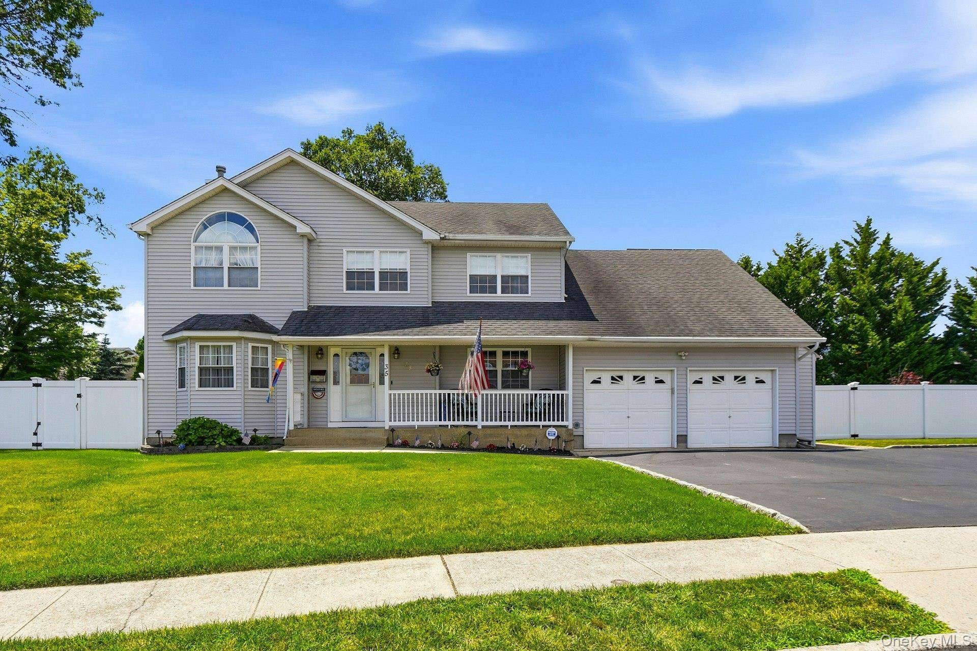 35 Dennis LN, Bethpage, NY 11714