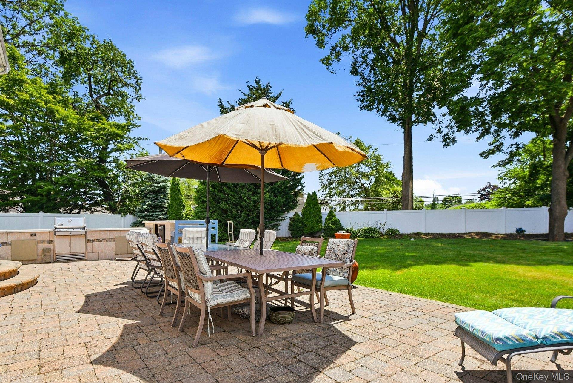 35 Dennis LN, Bethpage, NY 11714