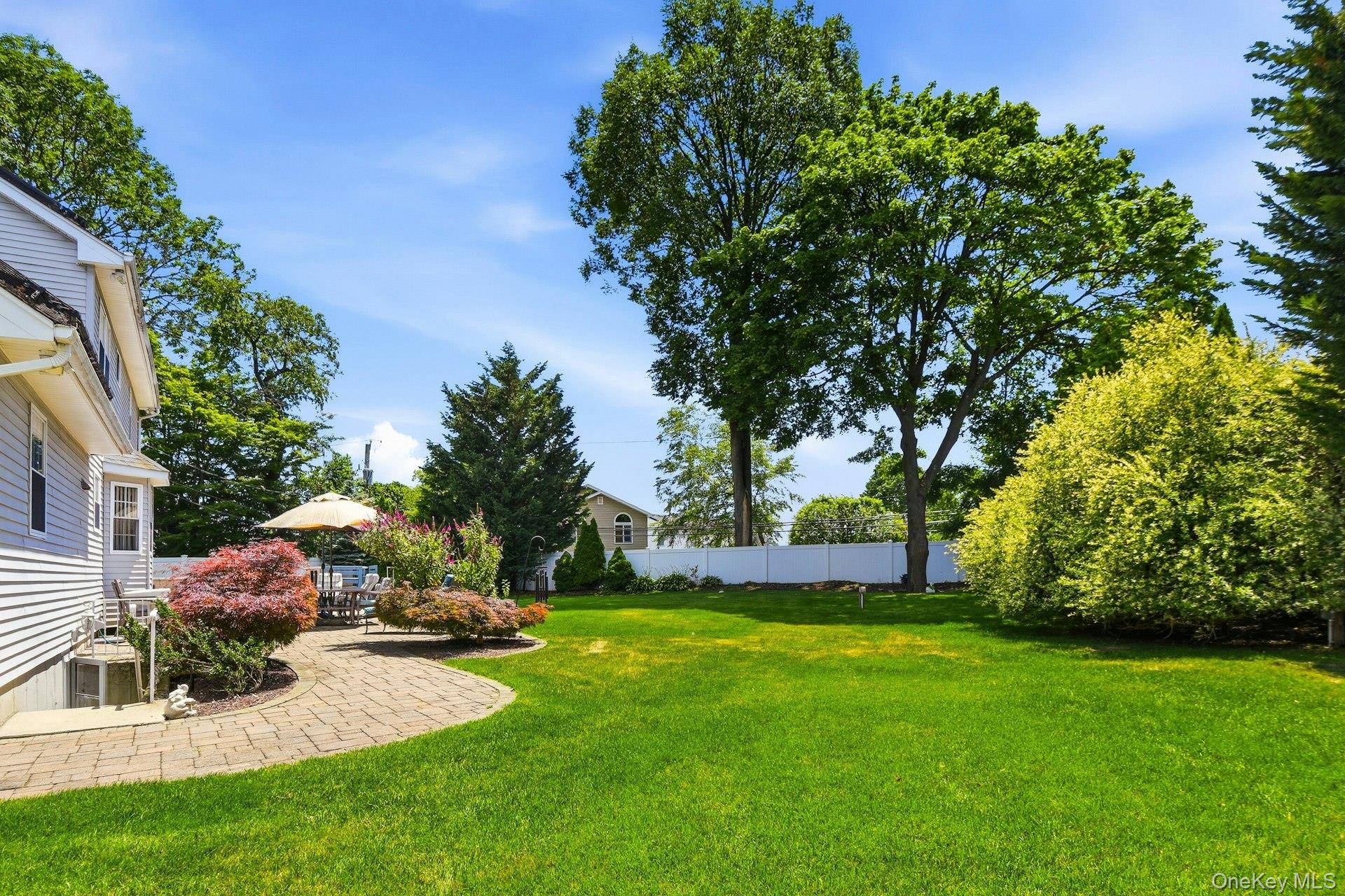35 Dennis LN, Bethpage, NY 11714