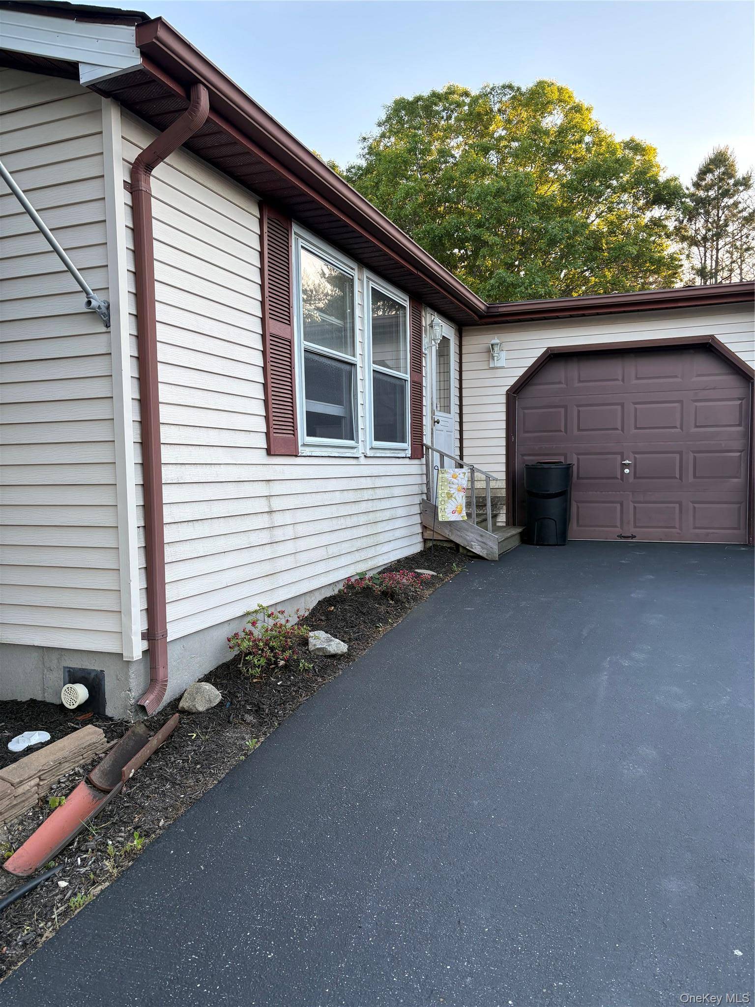 89 Village CIR, Manorville, NY 11949