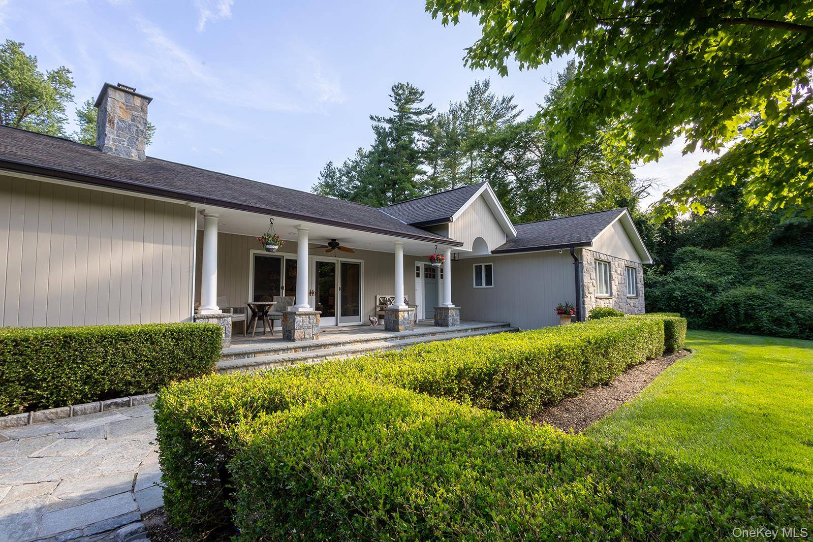 153 Brookville LN, Glen Head, NY 11545