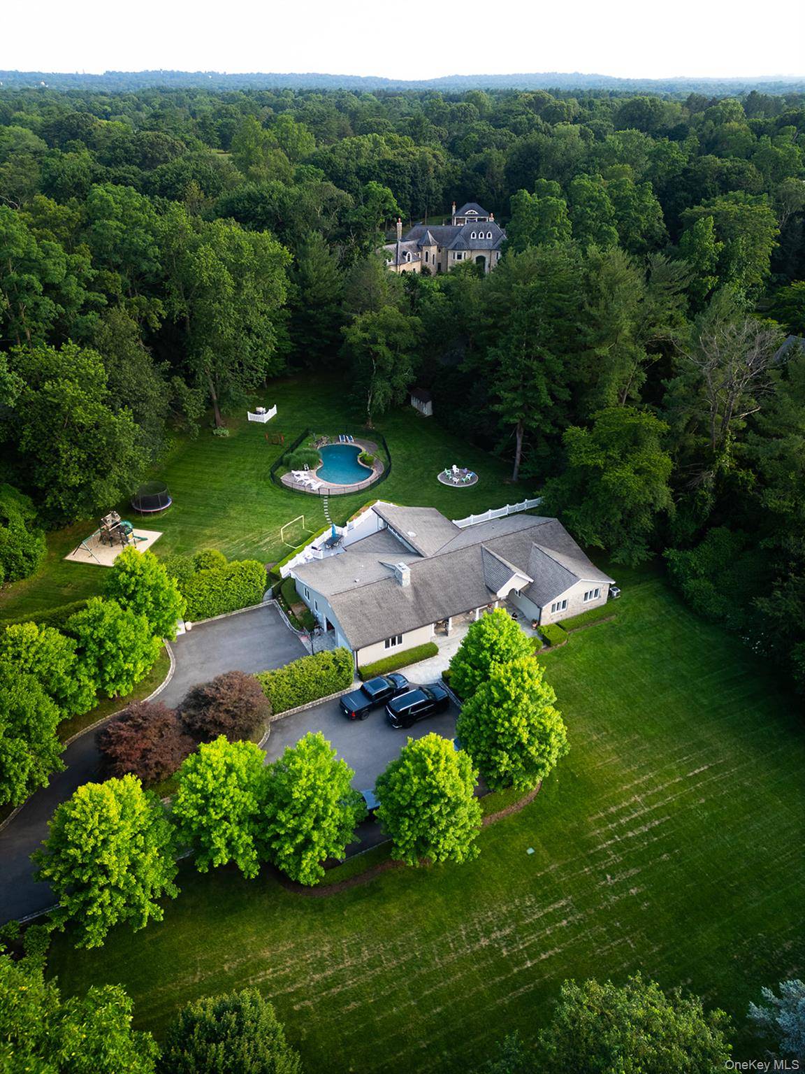 153 Brookville LN, Glen Head, NY 11545