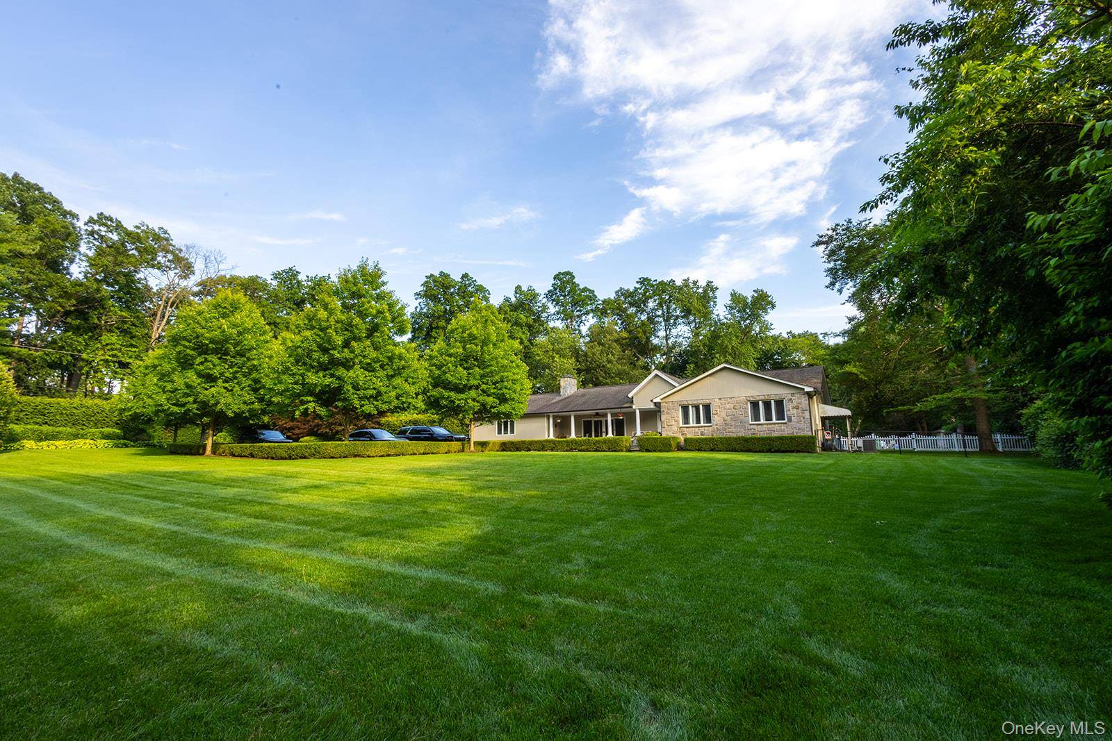 153 Brookville LN, Glen Head, NY 11545