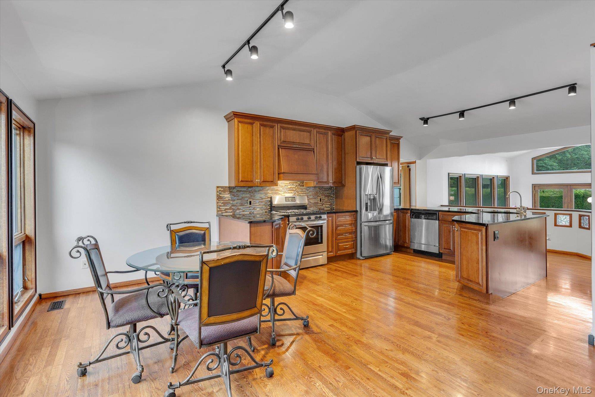 517 Ocean AVE, Oakdale, NY 11769