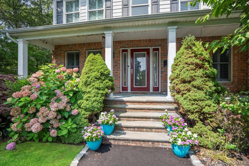 15 Victoria CT, Oakdale, NY 11769