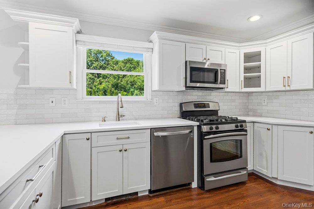 15 Victoria CT, Oakdale, NY 11769
