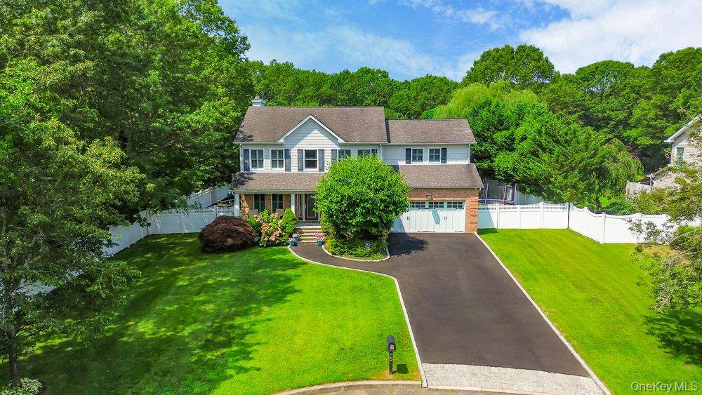 15 Victoria CT, Oakdale, NY 11769