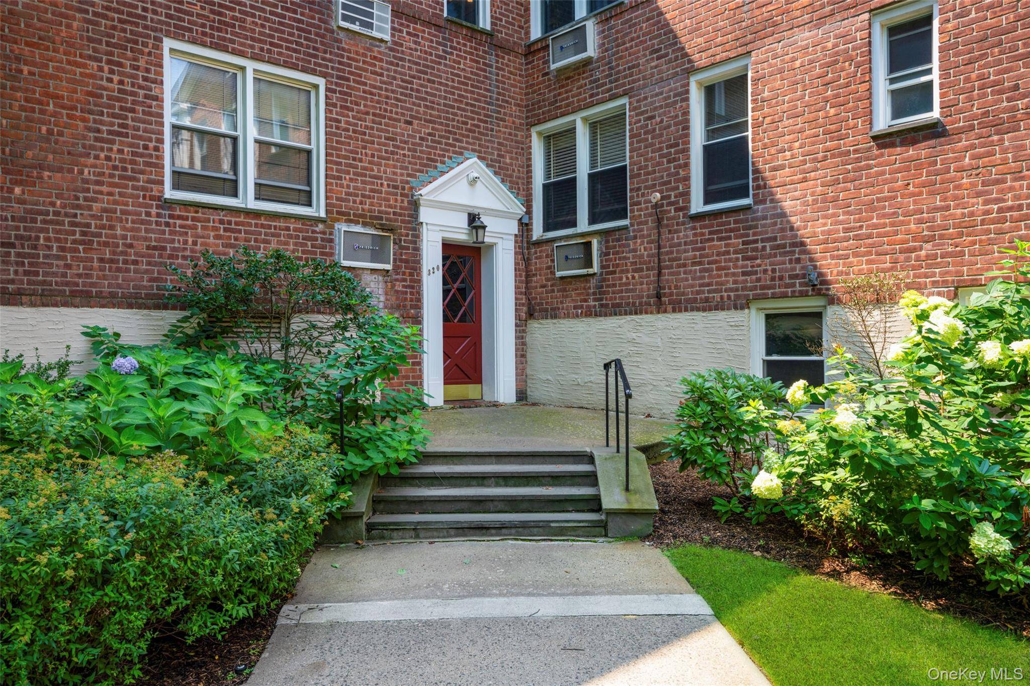 320 Palmer TER #1E, Mamaroneck, NY 10543