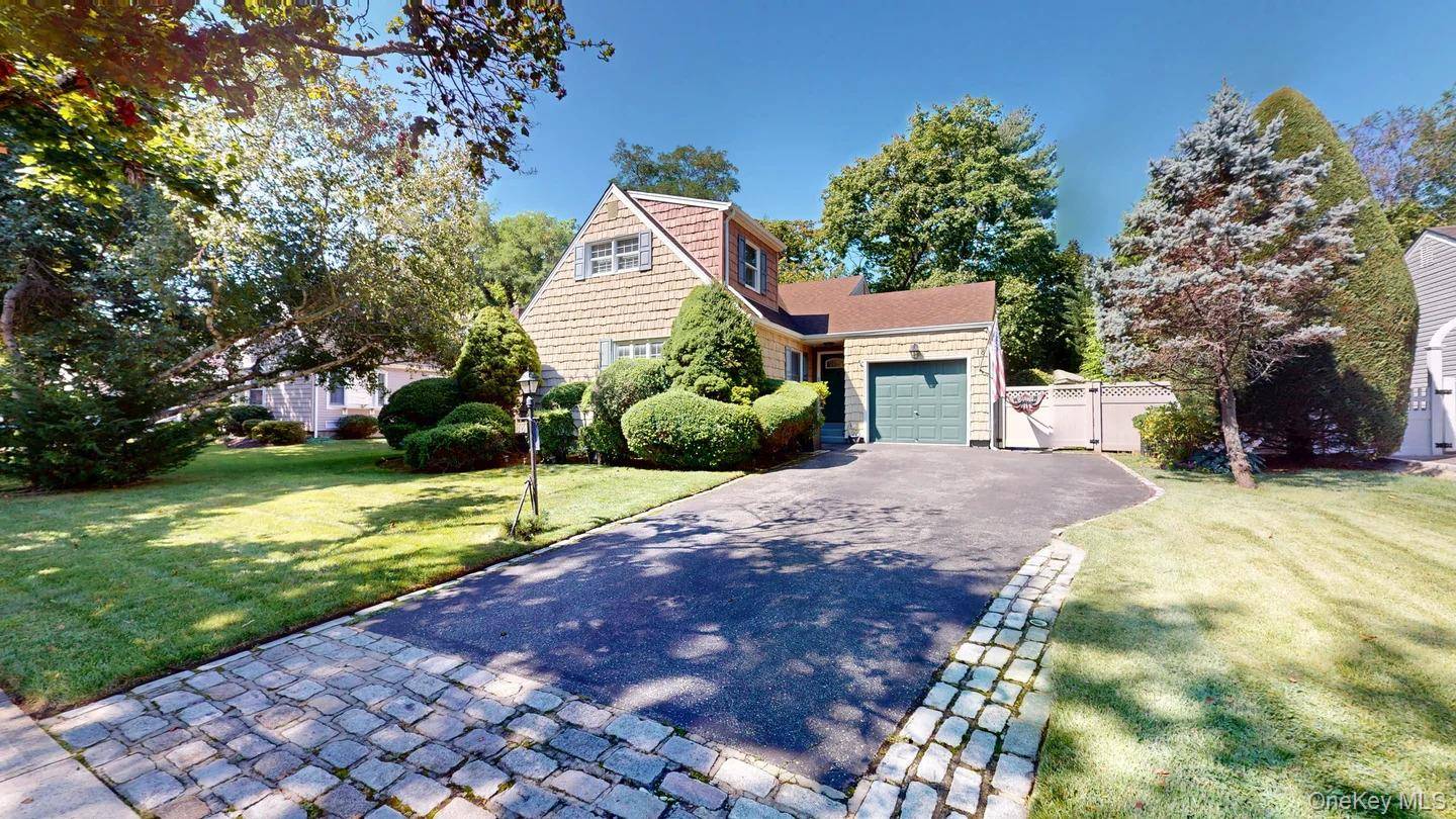18 W GAYLORE DR, Amityville, NY 11701