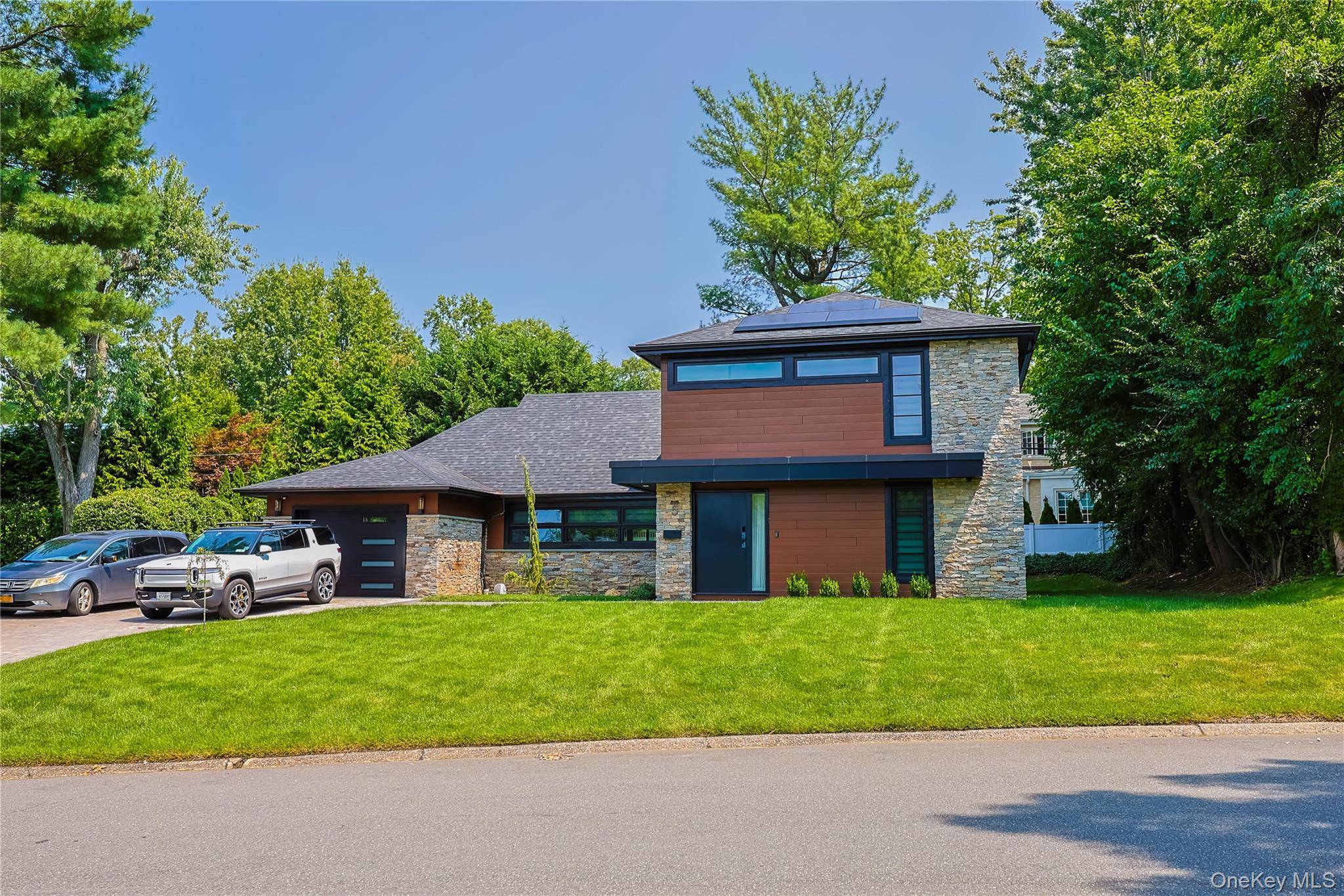 5 Market LN, Great Neck, NY 11020