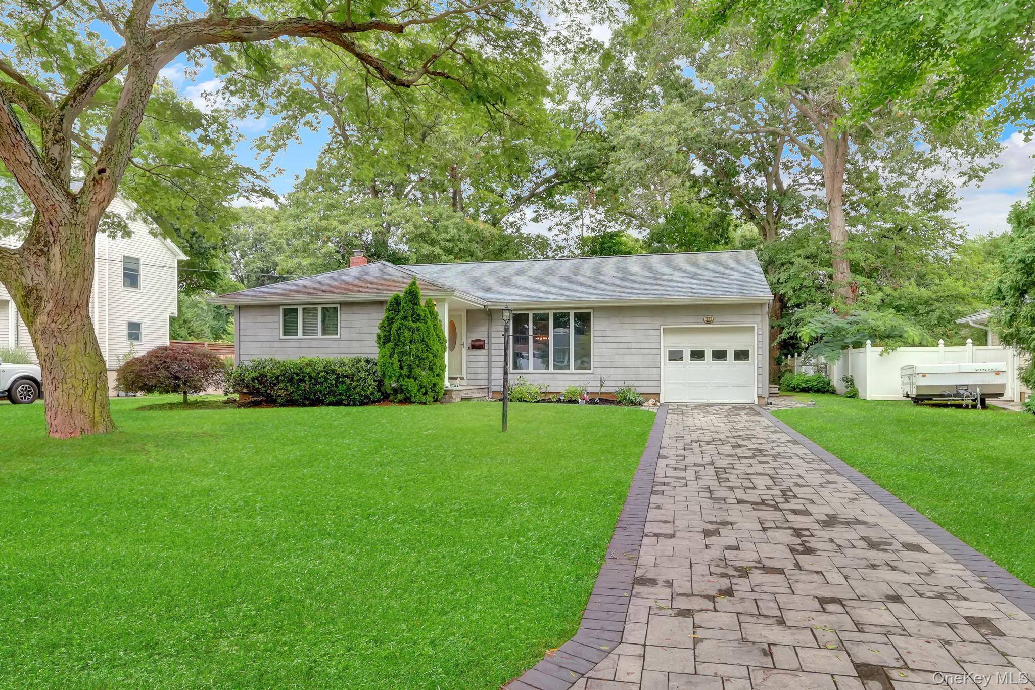 61 Gridley ST, West Islip, NY 11795