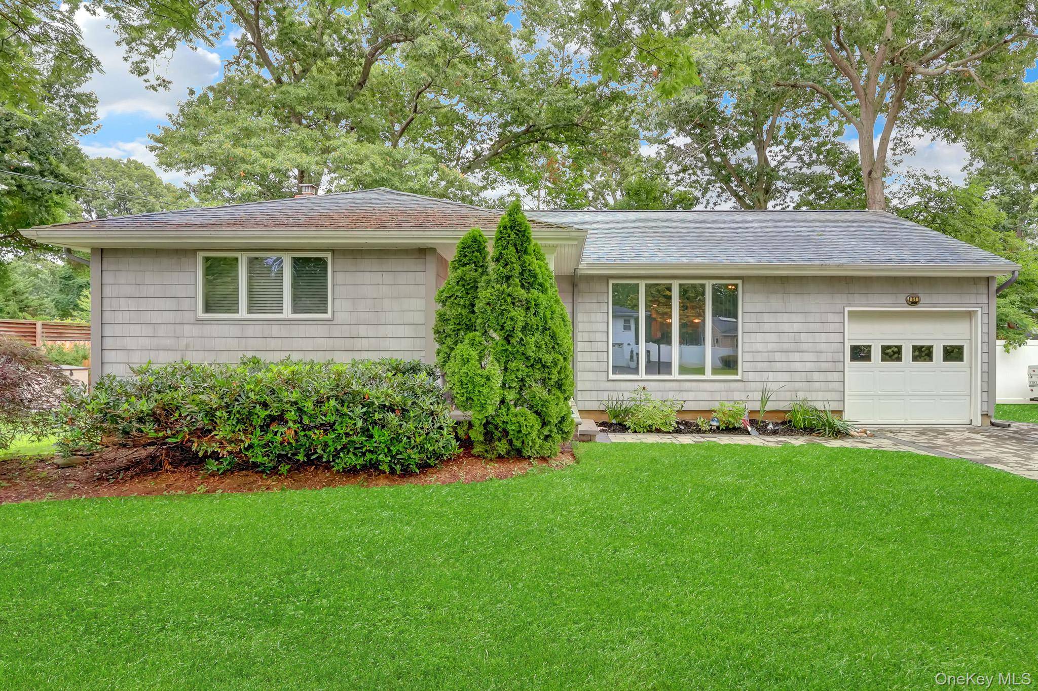 61 Gridley ST, West Islip, NY 11795