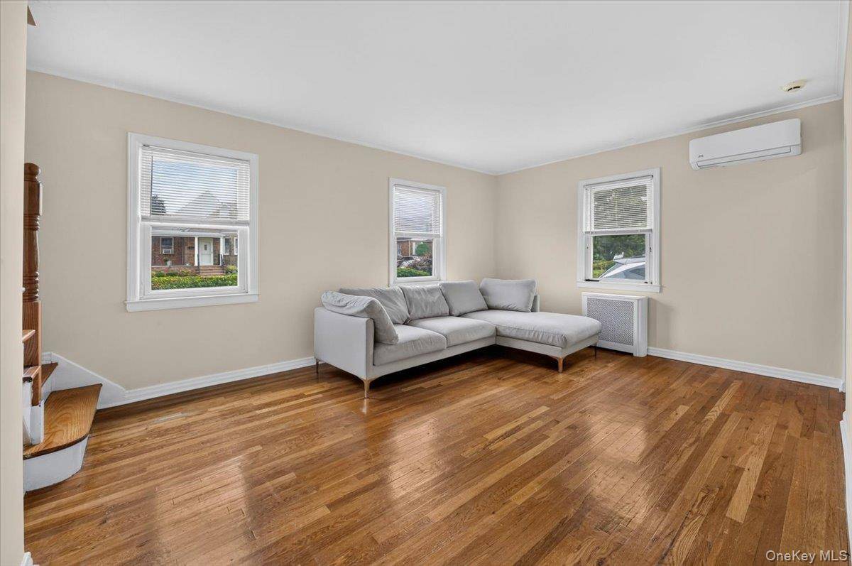 14 Ivy PL, Valley Stream, NY 11581