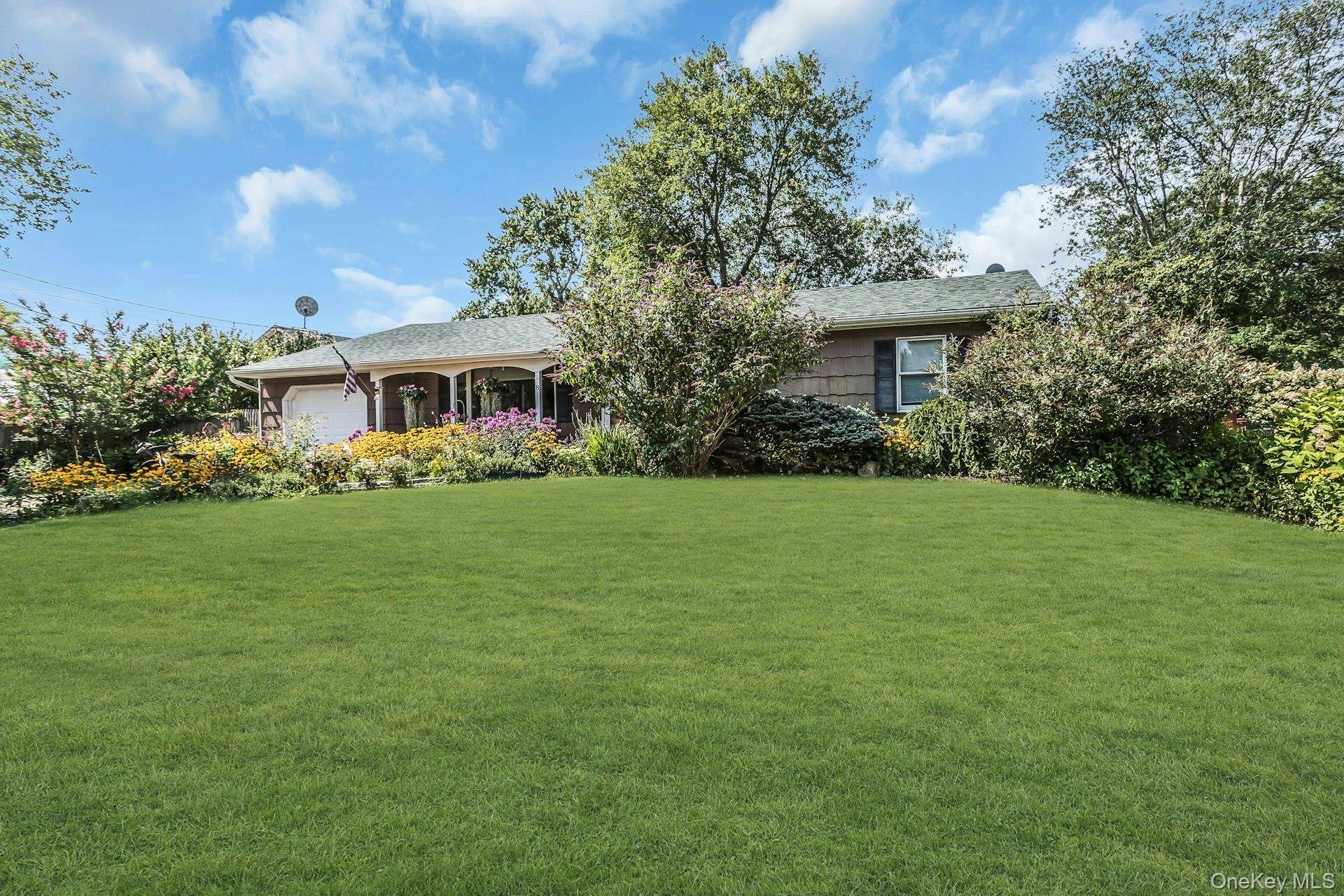 8 Baymens CT, Sayville, NY 11782
