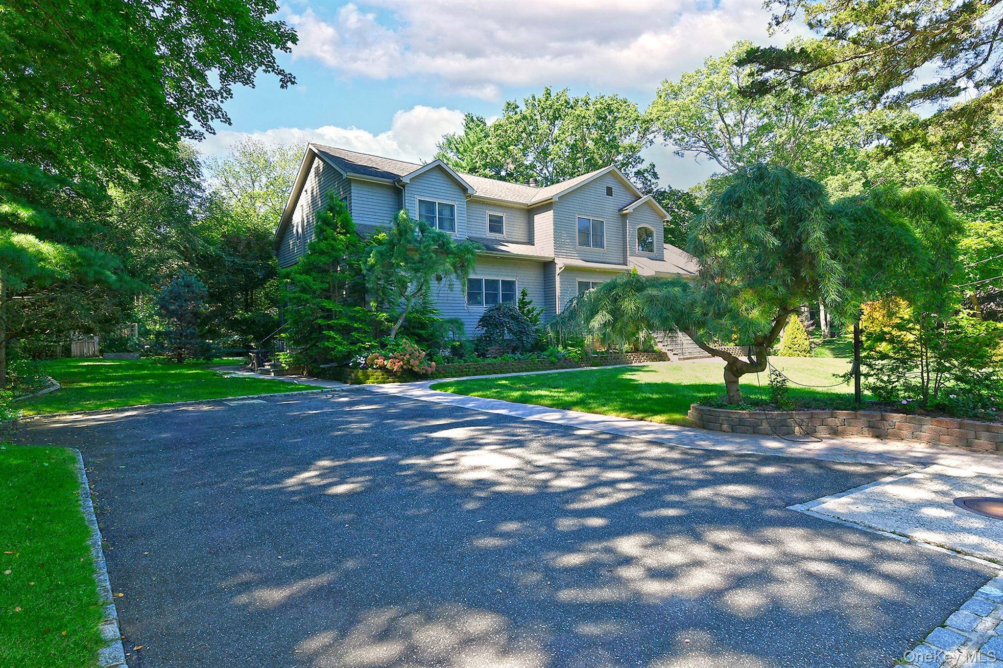 19 Sparrow LN, Huntington, NY 11743
