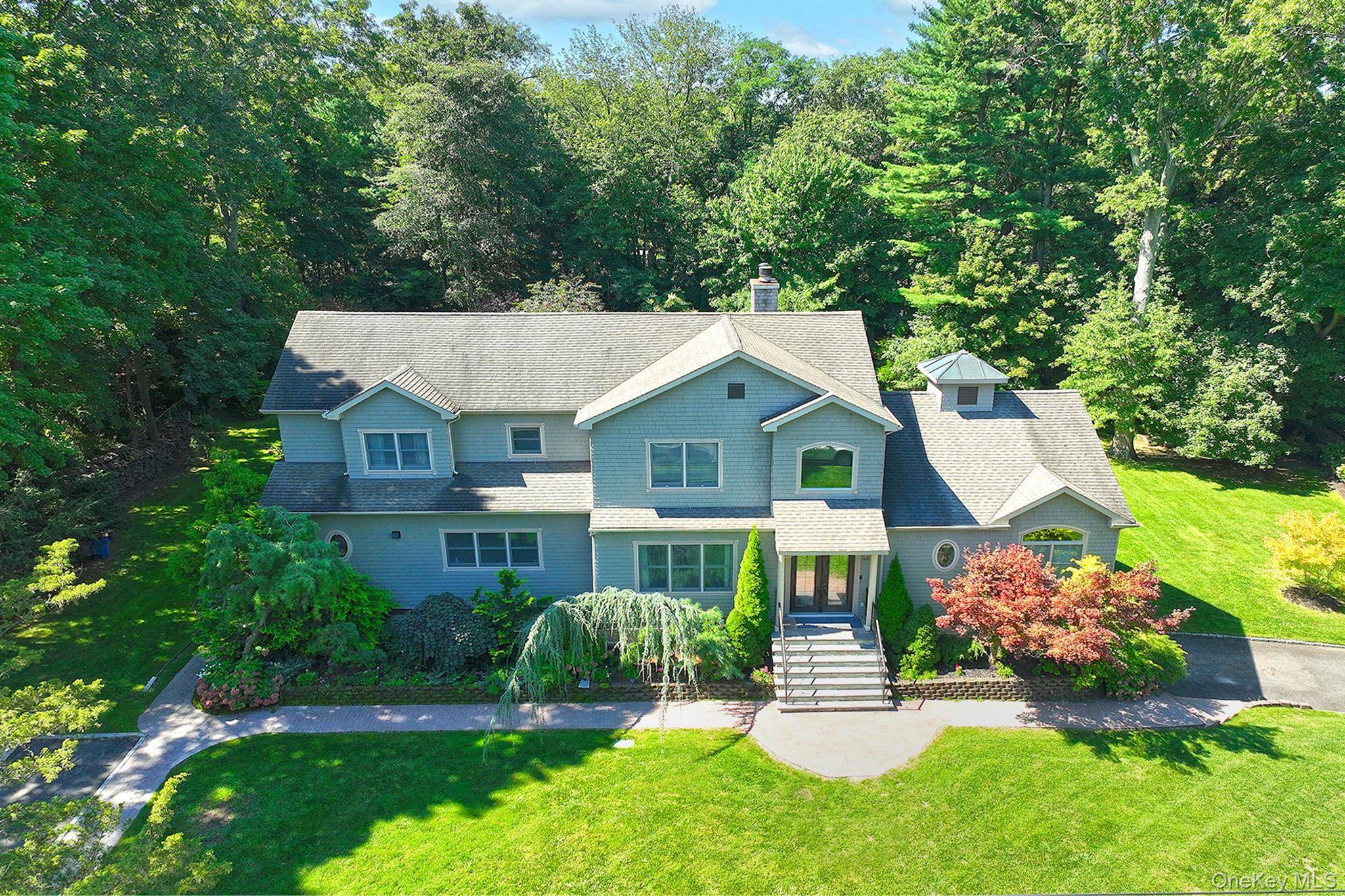19 Sparrow LN, Huntington, NY 11743
