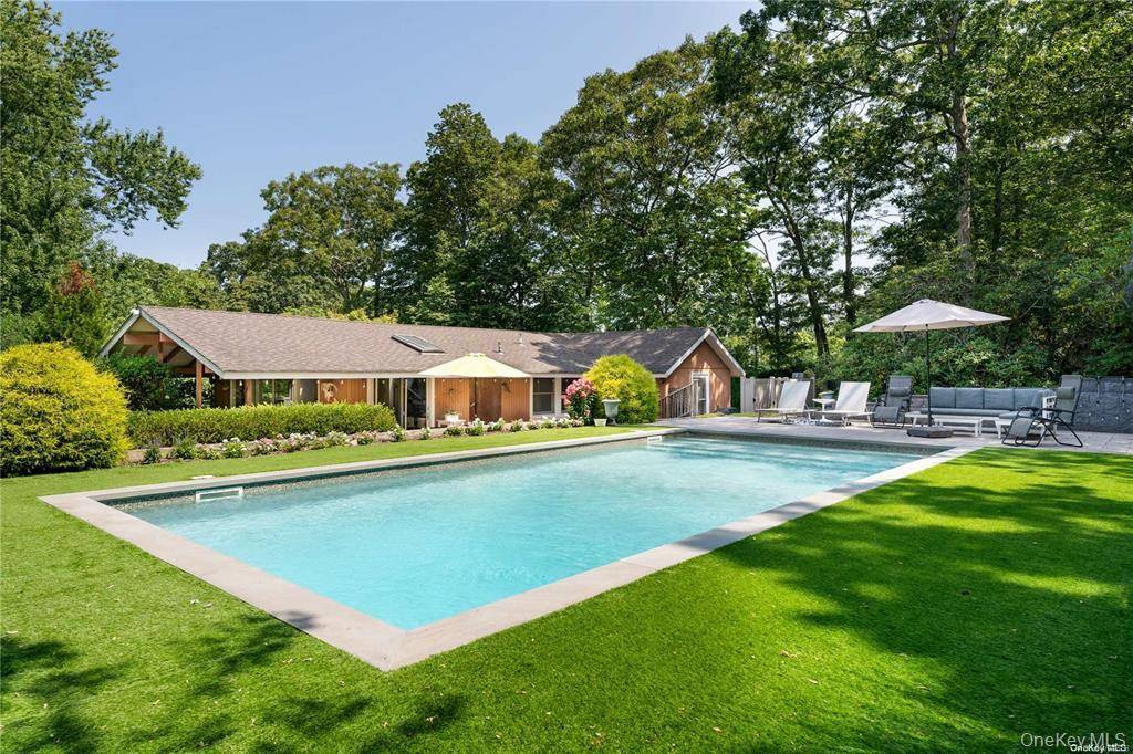 102 Fanning AVE, Hampton Bays, NY 11946