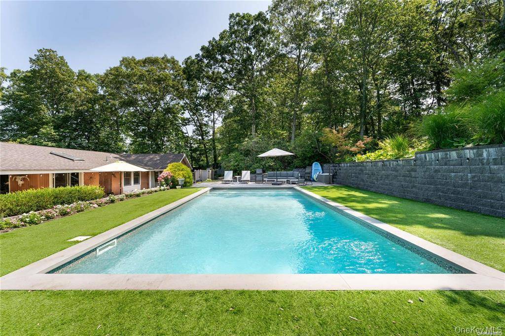 102 Fanning AVE, Hampton Bays, NY 11946