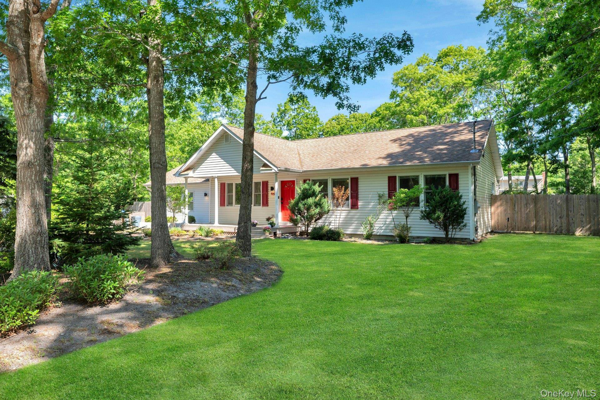 46 Sherwood RD, Hampton Bays, NY 11946